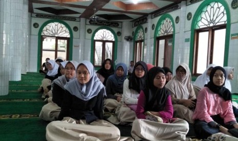 Para siswa kelas 7 SMP Bosowa  Bina Insani (BBI) mengikuti Malam Bina Iman dan Takwa (Mabit).