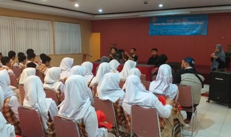 Para siswa kelas 8 SMP  Bosowa  Bina Insani mengikuti English Camp.