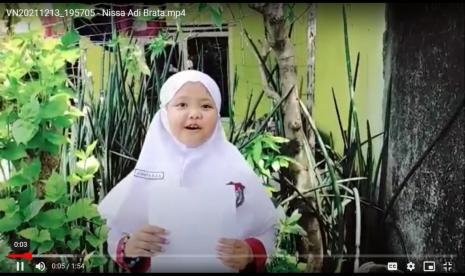 Para siswa kelas II SD Islam Terpadu Nur Hidayah Solo membuat konten kreatif berupa video dan mengunggah di media sosial untuk menunjukkan kepedulian dan empatinya kepada teman-teman seusia mereka yang terdampak erupsi Gunung Semeru beberapa waktu lalu.