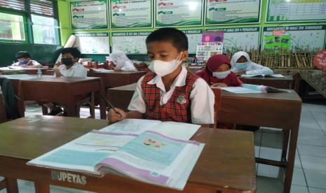 Para siswa kelas V SDN 2 Pengadilan, Kecamatan Tawang, Kota Tasikmalaya, terlihat antusias melaksanakan PTM, Rabu (18/8). PTM di sekolah itu dilaksanakan sejak Senin (16/8).