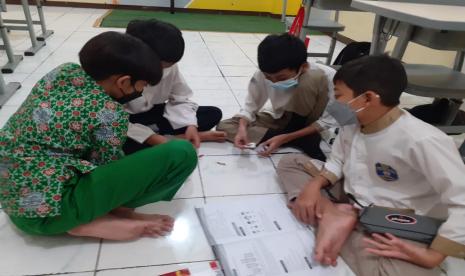 Para siswa kelas VI SD Muhammadiyah Program Khusus Kottabarat Solo mengikuti pembelajaran Matematika menggunakan media kartu poker. 