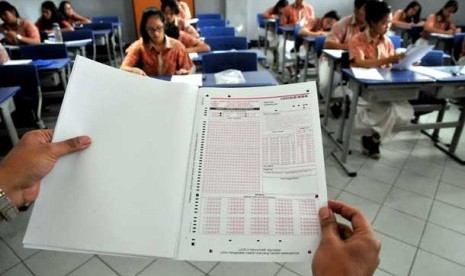 Para siswa mengikuti pelaksanaan ujian nasional (UN) di Jakarta, Kamis (18/4).