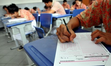  Para siswa mengikuti pelaksanaan ujian nasional (UN) hari terakhir di ruang kelas SMUN 1 Jakarta, Kamis (18/4).   (Republika/Prayogi)