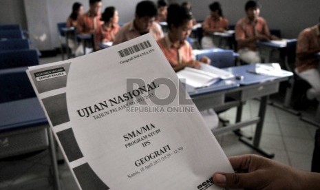  Para siswa mengikuti pelaksanaan ujian nasional (UN) hari terakhir di ruang kelas SMUN 1 Jakarta, Kamis (18/4).   (Republika/Prayogi)