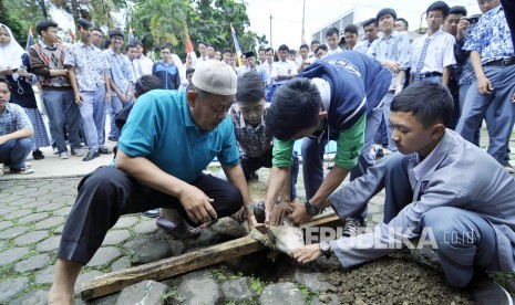 Para siswa mengikuti pelatihan tata cata penyembelihan hewan kurban di Sekolah Menengah Atas (SMA) Darul Hikam, Kota Bandung, Kamis (8/9). Kegiatan yang diikuti sejumlah SMA se-Kota Bandung. (Mahmud Muhyidin)