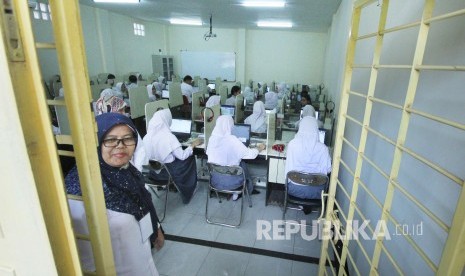 Para siswa mengikuti Ujian Nasional Berbasis Komputer (UNBK) di SMKN 3 Bandung, Jalan Solontongan, Kota Bandung, Rabu (27/3).