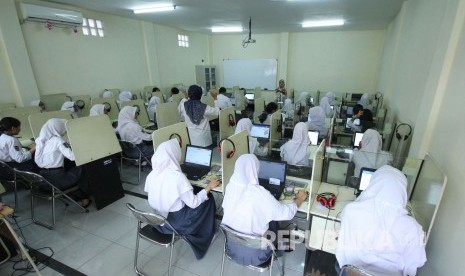 Para siswa mengikuti Ujian Nasional Berbasis Komputer (UNBK) di SMKN 3 Bandung, Jalan Solontongan, Kota Bandung, Rabu (27/3).