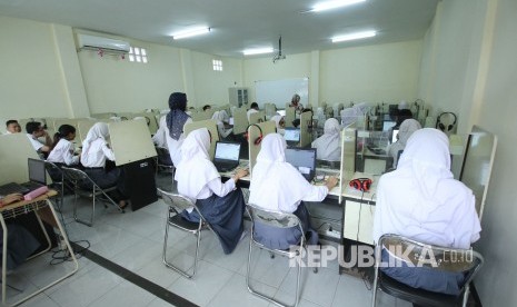 Para siswa mengikuti Ujian Nasional Berbasis Komputer (UNBK) di SMKN 3 Bandung, Jalan Solontongan, Kota Bandung, Rabu (27/3).