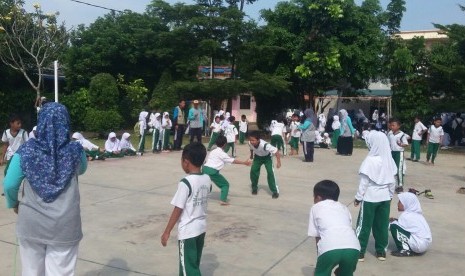 Para siswa MI Al-Hidayah Depok mengikuti aneka lomba.