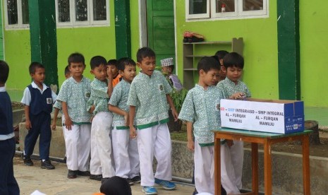 Para siswa SD Al Furqan Mamuju, Sulawesi Barat,  mengumpulkan sumbangan untuk korban banjir di Sulawesi Selatan.