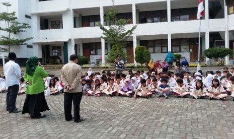 Para siswa SD Bosowa Bina Insani mendengarkan penjelasan mengenai tata cara pemotongan hewan kurban di Bogor, Jumat (25/9).