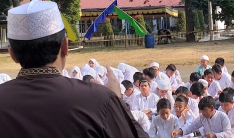 Para siswa SD Bosowa Bina Insani mendengarkan tausiyah sebelum menyaksikan pemotongan hewan kurban.