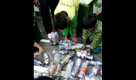 Para siswa SD Islam Terpadu Nur Hidayah Solo memperingati Hari Anak Nasional 2019 dengan kegiatan peduli lingkungan memanfaatkan sampah plastik, Selasa (23/7). 