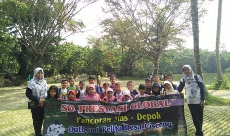 Para siswa SD Prestasi Global melakukan pembelaran riil (kunjungan edukatif).