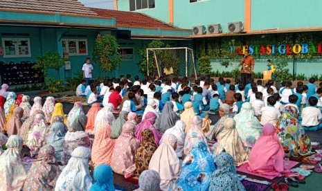 Para siswa SD Prestasi Global mendengarkan tausiyah sebelum melaksnakan shalat Istisqa.