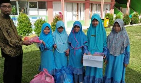 Para siswa SD Qu Ar Risalah mengumpulkan donasi untuk korban gempa Lombok, Nusa Tenggara Barat (NTB).