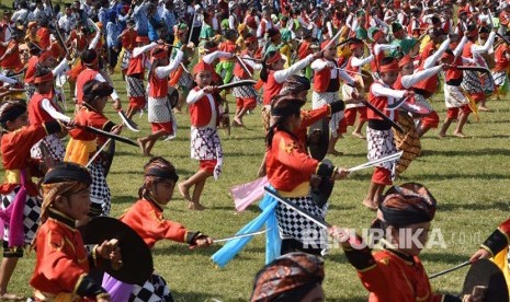 Para siswa SD se- Kabupaten Semarang menari Prajuritan dalam puncak peringatan Hardiknas, di stadion Wujil, kompleks GOR Pandanaran, Kabupatrn Semarang, Rabu (2/5). 