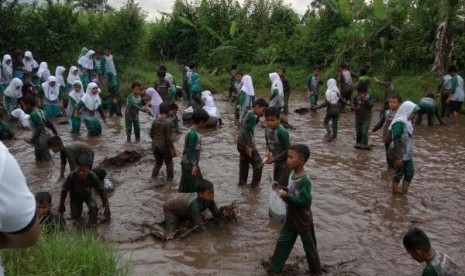 Para siswa SDT Bina Ilmu Parung sangat menikmati kegiatan 