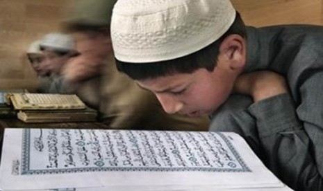 Para siswa sebuah madrasah Islam di Dagestan tengah belajar membaca Alquran.