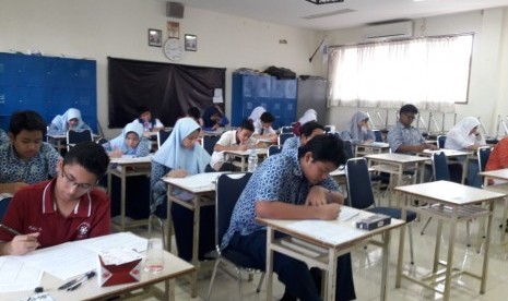 Para siswa sedang bertanding di olimpiade matematika internasional HKIMO.