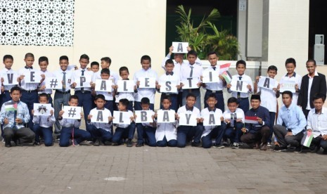 Para siswa Sekolah Al Bayan Makassar  peduli Palestina dengan cara mengumpulkan donasi untuk rakyat Palestina.