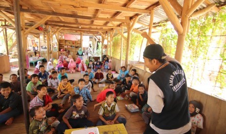 Para siswa Sekolah Alam Bengawan Solo (SABS) mendengarkan dongeng yang dibawakan oleh Kak Ilham.