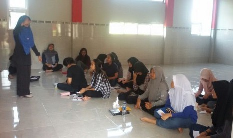 Para siswa Sekolah Bosowa Bina Insani (SBBI) sedang berlatih bahasa Inggris di Kampung Inggris, Kecamatan Pare, Kabupaten Kediri, Jawa Timur.