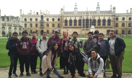 Para siswa Sekolah Bosowa  peserta homestay berfoto di depan salah satu kampus ternama di Cambridge, Inggris.