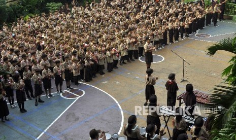 Para siswa-siswi SD saat mengikuti upacara bendera di Sekolah SDN 13 Grogol Selatan, Jakarta, Senin (14/8). 