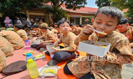 Para siswa-siswi SDN 10 Wonosobo berpartisipasi dalam uji coba program makan siang bergizi gratis, Jumat (8/11/2024).