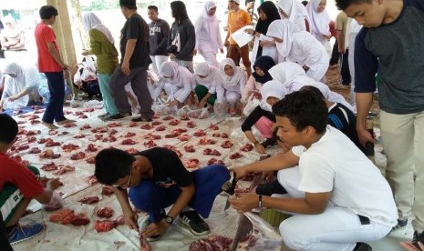 Para siswa SMA Bosowa Bina Insani Bogor terlibat dalam pemotongan hewan kurban hinggga penyaluran daging kurban tersebut kepada masyarakat.