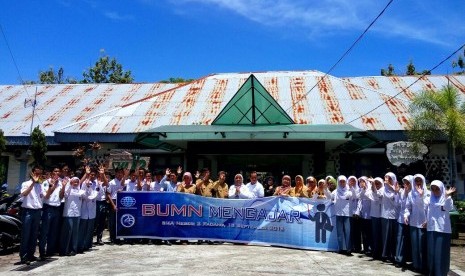 Para siswa SMAN 2 Padang berfoto bersama dengan nara sumber BUMN Mengajar 2016.