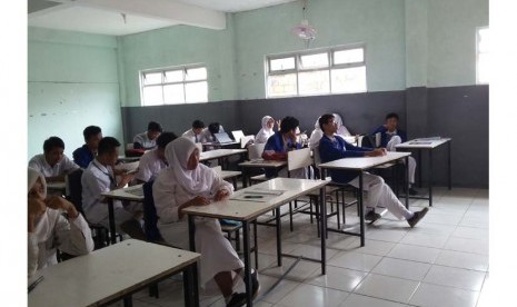 Para siswa SMK Cakra Nusantara tengah belajar di kelas.