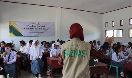 Para siswa SMK Muhammadiyah Marawola, Sigi, Sulawesi Tengah mengikuti pelatihan fotografi yang diberikan oleh Baznas.