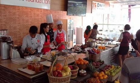 Para siswa SMK Negeri 1 Kudus saat memasak di stan Sekolah Kuliner Dapur Nusantara di ajang Pekan Wisata Kuliner Tradisional Nusantara