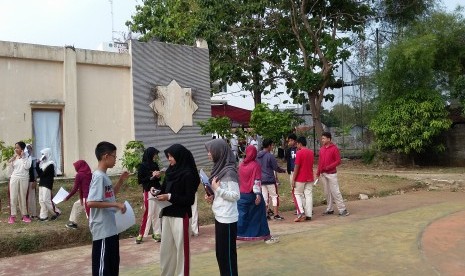 Para siswa SMP Bosowa Bina Insani berdiskusi dalam rangka membuat reportase pemotongan hewan kurban, di Bogor, Jumat (25/9).