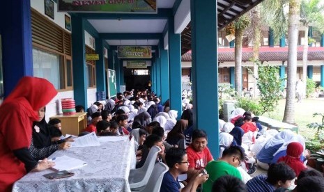 Para siswa SMP Bosowa Bina Insani mendengarkan penjelasan Ustadz Marhali tentang keutamaan berkurban dan tata cara pemotongan hewan kurban, di Bogor, Jumat (25/9).