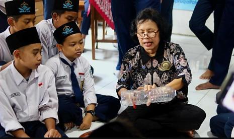  Para siswa SMP RUA Al Falah, Kota Salatiga, mendapatkan edukasi dan pelatihan pengelolaan dan memanfaatkan sampah plastik. 