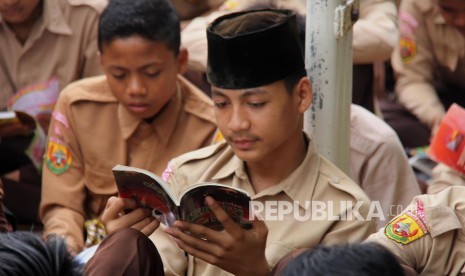 Para siswa yang ada di MTSN Karangampel membaca buku. 