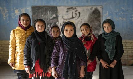  Para siswi Afghanistan berfoto di ruang kelas di Kabul, Afghanistan, Kamis, 22 Desember 2022. Penguasa Taliban di negara itu awal pekan ini memerintahkan perempuan secara nasional untuk berhenti kuliah di universitas swasta dan negeri efektif segera dan sampai pemberitahuan lebih lanjut. Mereka telah melarang anak perempuan dari sekolah menengah pertama dan sekolah menengah atas, melarang perempuan dari sebagian besar bidang pekerjaan dan memerintahkan mereka untuk mengenakan pakaian dari kepala hingga ujung kaki di depan umum. Wanita juga dilarang ke taman dan pusat kebugaran.