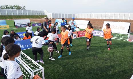 Para siswi unjuk kebolehan mengolah bola melalui Skill Challenge. 