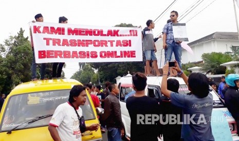 Para sopir angkot di Kota Sukabumi mendemo keberadaan angkutan online yang masih beroperasi ke Balai Kota Sukabumi, Selasa (26/9). 