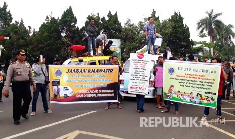 Para sopir angkot di Kota Sukabumi mendemo keberadaan angkutan online yang masih beroperasi ke Balai Kota Sukabumi, Selasa (26/9). 