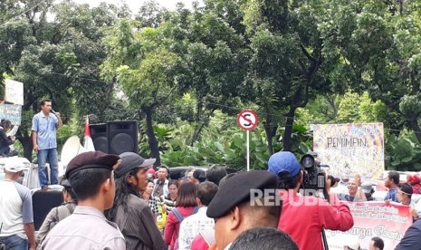 Para sopir angkutan kota (angkot) dari beberapa trayek yang melewati kawasan Tanah Abang menggeruduk Balai Kota meminta pencabutan keputusan melegalkan pedagang kaki lima berjualan di Jalan Jatibaru Raya, Senin (22/1).