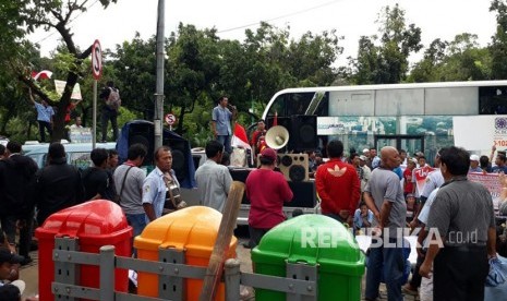 Para sopir angkutan kota (angkot) dari beberapa trayek yang melewati kawasan Tanah Abang menggeruduk Balai Kota meminta pencabutan keputusan melegalkan pedagang kaki lima berjualan di Jalan Jatibaru Raya, Senin (22/1).