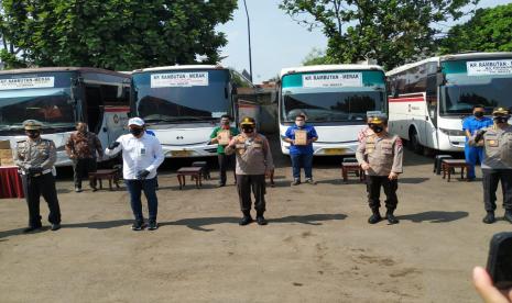 Para sopir dan kernet bus yang mendapat bantuan sembako serta rapid test dari korlantas polri.