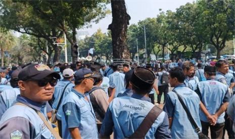 Para sopir Mikrotrans menggelar aksi di depan Balai Kota DKI, Jakarta Pusat, Selasa (30/7/2024).