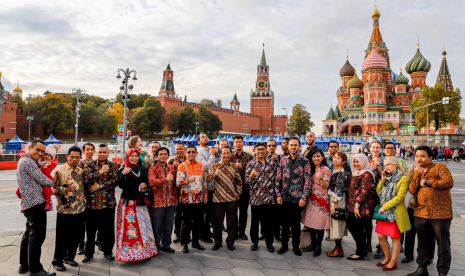 Para staf KBRI Moskow, dan  Duta Besar RI untuk Federasi Rusia merangkap Republik Belarus, M Wahid Supriyadi  berfoto bersama di lapangan Merah Moskow, Rusia, sambil mengenakan batik.