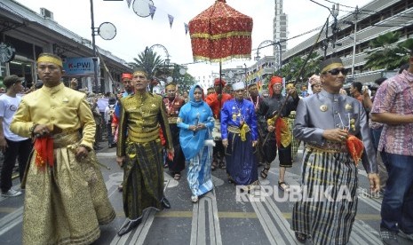 Para sultan dan raja keraton se-Nusantara berjalan di Jalan Asia Afrika saat acara gelaran Karnaval Asia Afrika 2017, Kota Bandung, Sabtu (13/5). 