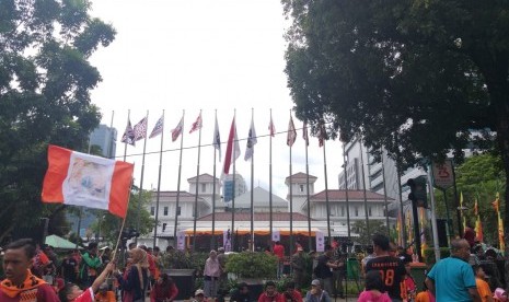 Para suporter Persija atau The Jakmania telah berkumpul di depan Balai Kota DKI Jakarta meski rombongan pawai belum tiba, Sabtu (15/12). 